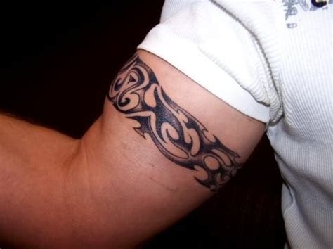 Tatuajes en el biceps hombre